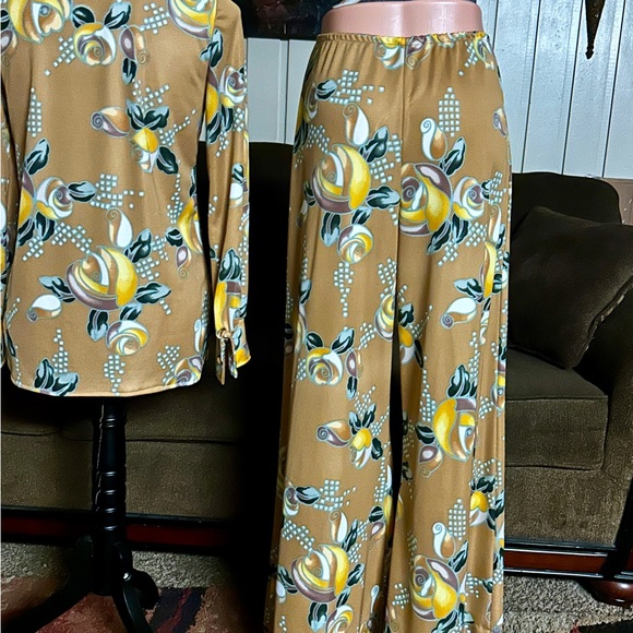 Neiman Marcus (Leslie J) •Medium • Brown/Yellow •Floral • 3 Piece •Blouse/Pants - Picture 15 of 16